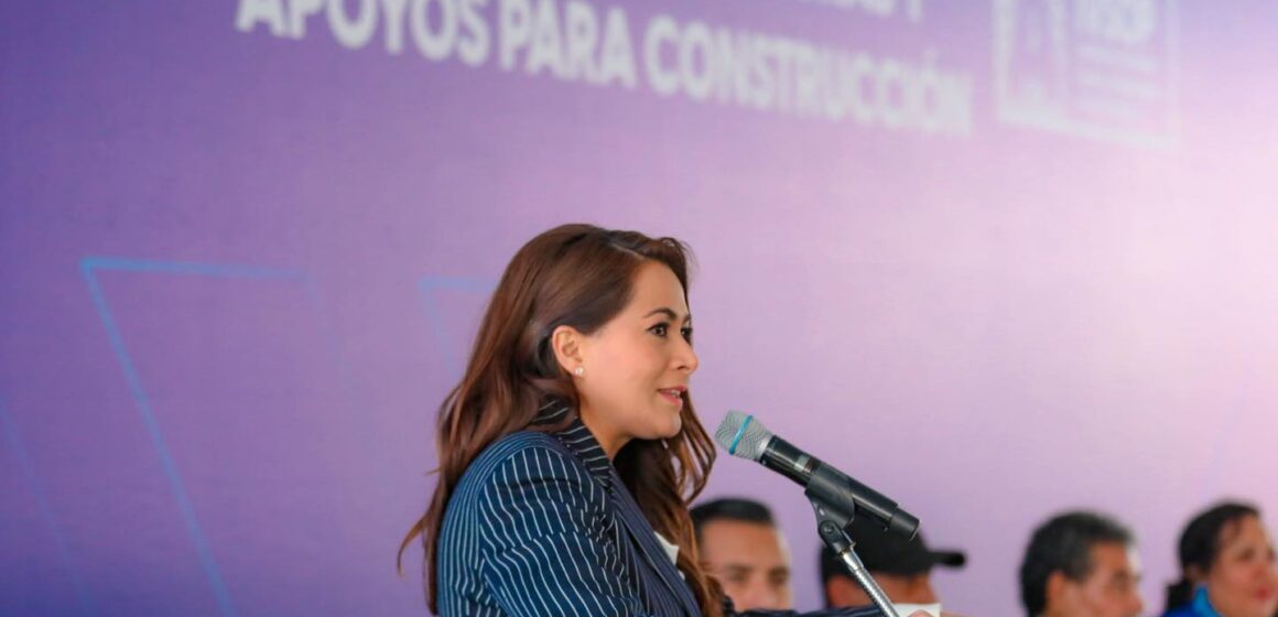 ENTREGA TERE JIMÉNEZ ESCRITURAS Y APOYOS PARA LA CONSTRUCCIÓN