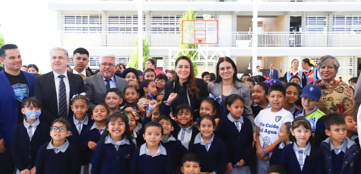 TERE JIMÉNEZ ENCABEZA HONORES A LA BANDERA EN LA ESCUELA PRIMARIA “JACINTO CANEK”