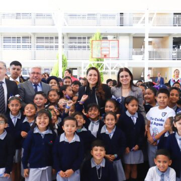 TERE JIMÉNEZ ENCABEZA HONORES A LA BANDERA EN LA ESCUELA PRIMARIA “JACINTO CANEK”