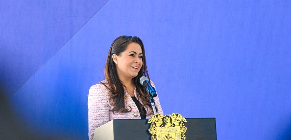 ASISTE TERE JIMÉNEZ A HONORES A LA BANDERA EN LA SECUNDARIA GENERAL No.37