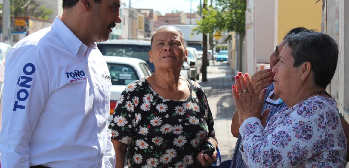 RECIBE TOÑO MARTÍN DEL CAMPO APOYO DE VECINOS DEL BARRIO DE LA SALUD