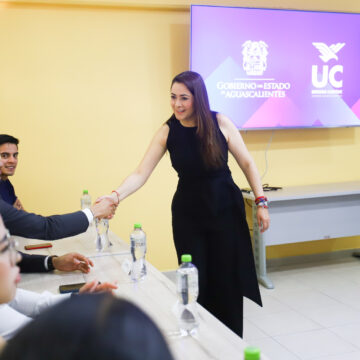 TERE JIMÉNEZ INVITA A JÓVENES UNIVERSITARIOS A PREPARARSE PARA SER DE LOS MEJORES DEL MUNDO