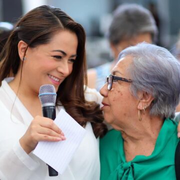 CONVIVE TERE JIMÉNEZ CON ABUELITAS DE AGUASCALIENTESPOR EL DÍA DE LAS MADRES