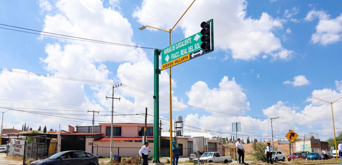 PONE EN MARCHA LEO MONTAÑEZ NUEVO SEMÁFORO EN VISTAS DE ORIENTE