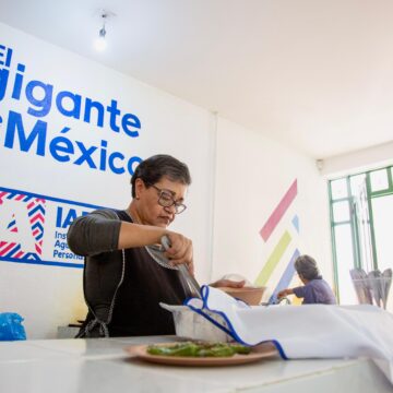 “NUESTROS ADULTOS MAYORES MERECEN LO MEJOR Y SEGUIREMOS TRABAJANDO POR SU BIENESTAR”: TERE JIMÉNEZ 