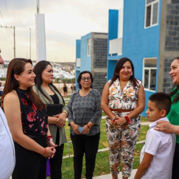 ENTREGA TERE JIMÉNEZ VIVIENDAS A GANADORES DEL SORTEO DEL DÍA DE LA FAMILIA