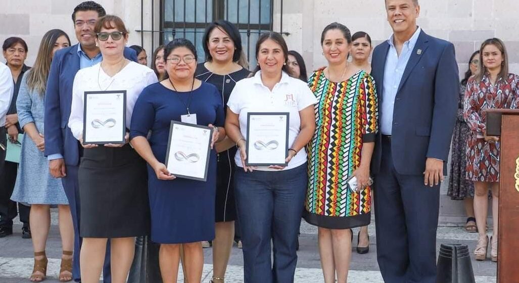 ENTREGA DE RECONOCIMIENTOS A PERSONAL DEL DIF MUNICIPAL