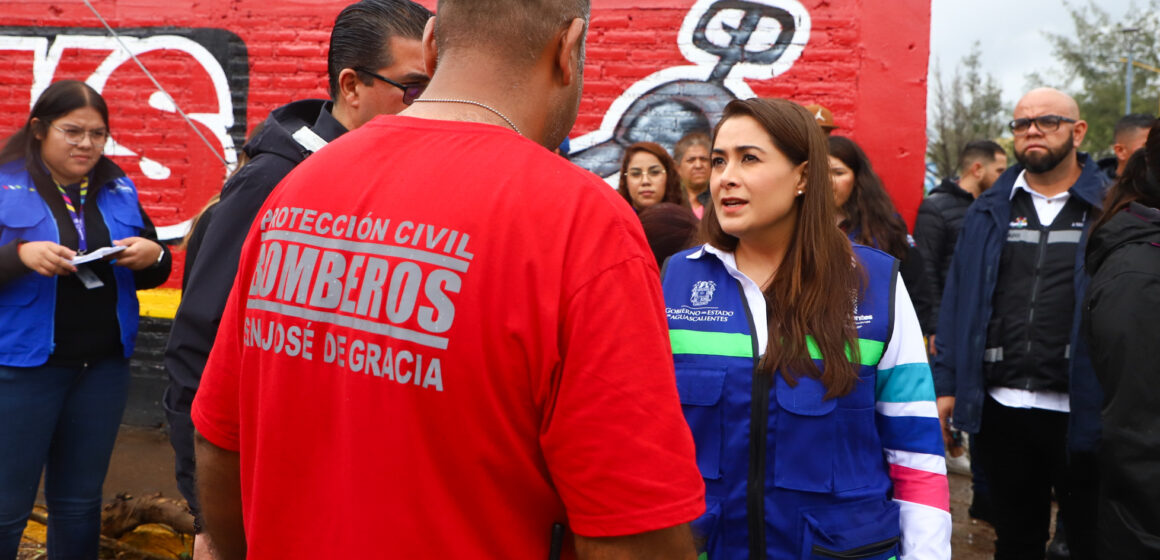 TERE JIMÉNEZ Y LEO MONTAÑEZ RECORREN LAS COLONIAS MÁS AFECTADAS POR LAS LLUVIAS PARA BRINDAR AUXILIO A LA POBLACIÓN