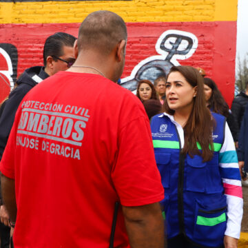 TERE JIMÉNEZ Y LEO MONTAÑEZ RECORREN LAS COLONIAS MÁS AFECTADAS POR LAS LLUVIAS PARA BRINDAR AUXILIO A LA POBLACIÓN