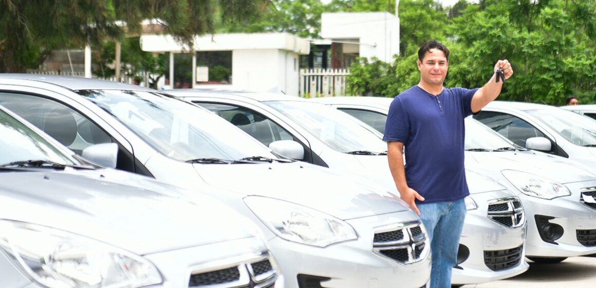 ENTREGA TERE JIMÉNEZ VEHÍCULOS A DOCENTES GANADORES DE LA RIFA POR EL DÍA DEL MAESTRO