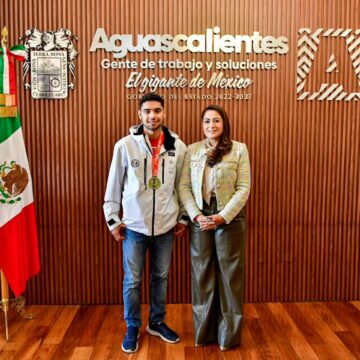 FELICITA TERE JIMÉNEZ AL AGUASCALENTENSE ROGELIO GUERRERO, PRIMER MEXICANO BICAMPEÓN EN LA OLIMPIADA INTERNACIONAL DE MATEMÁTICAS