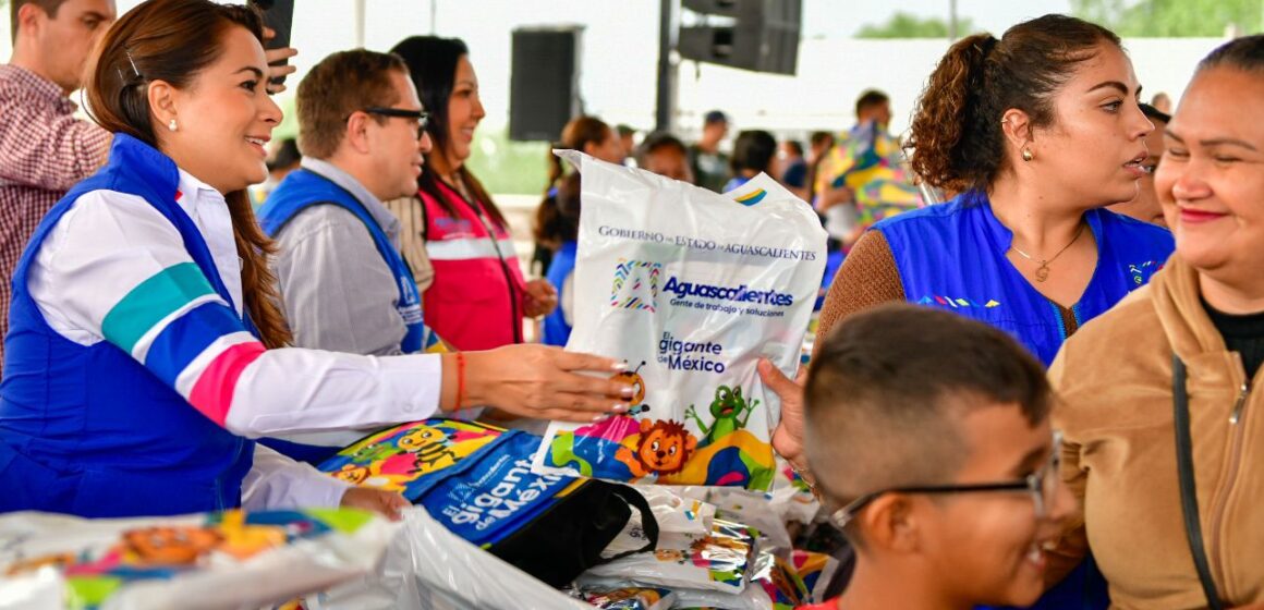 TERE JIMÉNEZ ENTREGA ÚTILES Y MOCHILAS A MÁS DE 10 MIL ESTUDIANTES