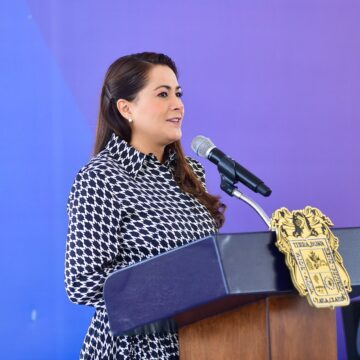 INAUGURA TERE JIMÉNEZ NUEVA ESCUELA EN LA RIBERA Y ENTREGA UNIFORMES