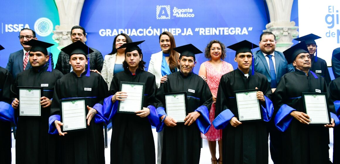 TERE JIMÉNEZ INSPIRA A GRADUADOS DEL PROGRAMA “REINTEGRA” A SEGUIR LUCHANDO POR SUS SUEÑOS