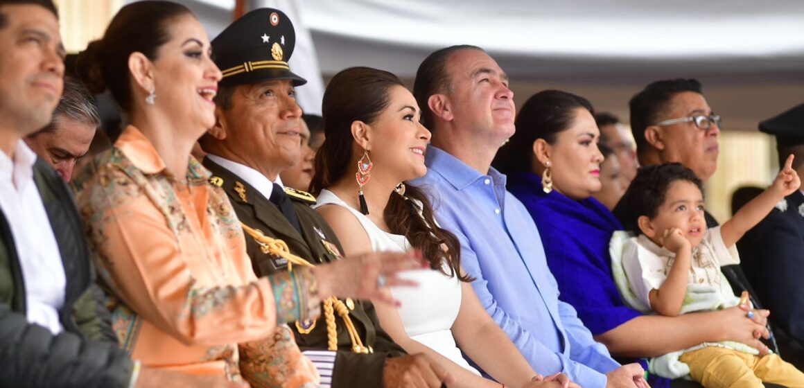 TERE JIMÉNEZ ENCABEZA EL DESFILE CONMEMORATIVO DEL 214 ANIVERSARIO DEL INICIO DE LA INDEPENDENCIA DE MÉXICO