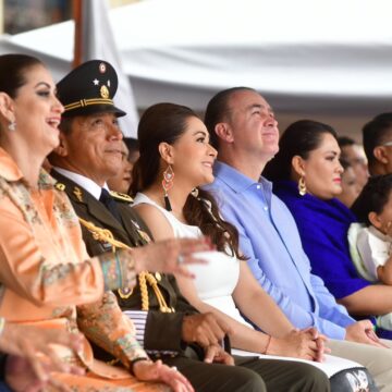 TERE JIMÉNEZ ENCABEZA EL DESFILE CONMEMORATIVO DEL 214 ANIVERSARIO DEL INICIO DE LA INDEPENDENCIA DE MÉXICO