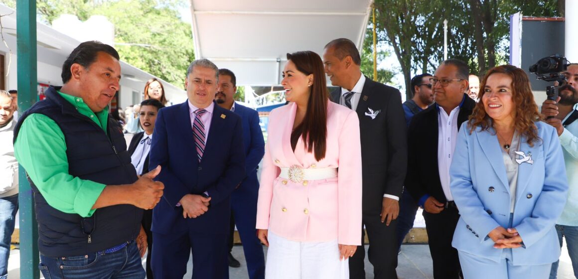 TERE JIMÉNEZ ENTREGA OBRAS EN EL JARDÍN DE NIÑOS SATURNINO HERRÁN EN SAN MIGUELITO, JESÚS MARÍA