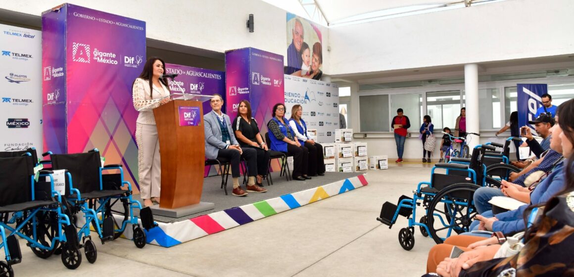 AURORA JIMÉNEZ ESQUIVEL ENTREGA BECAS Y APOYOS EDUCATIVOS JUNTO CON LA FUNDACIÓN TELMEX-TELCEL