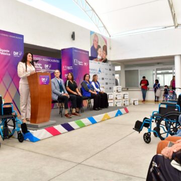 AURORA JIMÉNEZ ESQUIVEL ENTREGA BECAS Y APOYOS EDUCATIVOS JUNTO CON LA FUNDACIÓN TELMEX-TELCEL