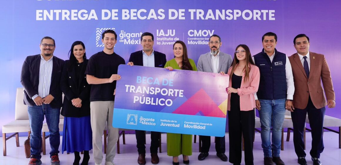 2 MIL 500 ESTUDIANTES DE AGUASCALIENTES RECIBEN DE MANOS DE TERE JIMÉNEZ BECAS DE TRANSPORTE PÚBLICO