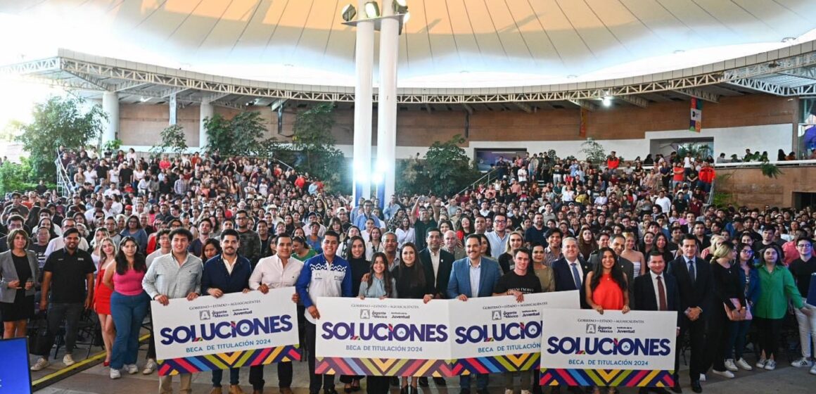 ENTREGA TERE JIMÉNEZ MIL 890 BECAS DE TITULACIÓN A JÓVENES UNIVERSITARIOS