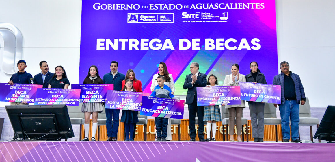 TERE JIMÉNEZ CONCLUYE CON LA ENTREGA DE 15 MIL BECAS EDUCATIVAS EN TODO EL ESTADO