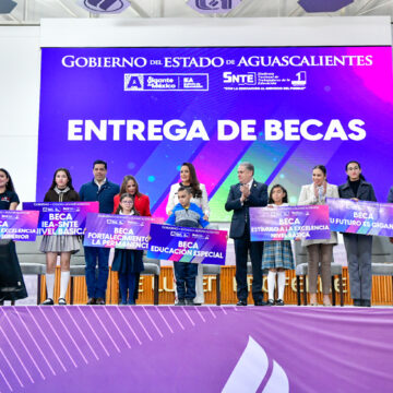 TERE JIMÉNEZ CONCLUYE CON LA ENTREGA DE 15 MIL BECAS EDUCATIVAS EN TODO EL ESTADO