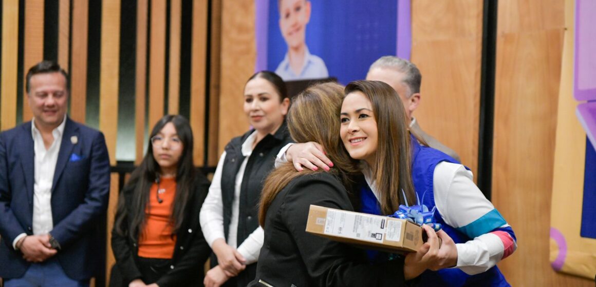 ENTREGA TERE JIMÉNEZ COMPUTADORAS A BIBLIOTECAS PÚBLICAS DE AGUASCALIENTES