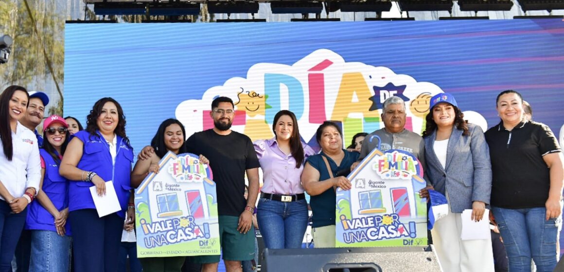 ACOMPAÑADA DE MÁS DE 50 MIL PERSONAS, CELEBRA TERE JIMÉNEZ EL DÍA DE LA FAMILIA; SE RIFARON CASAS Y SE PRESENTÓ GRUPO PESADO