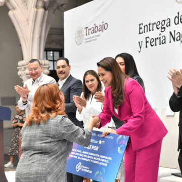 TERE JIMÉNEZ ENTREGA MAQUINARIA Y EQUIPO DE TRABAJO A EMPRENDEDORES