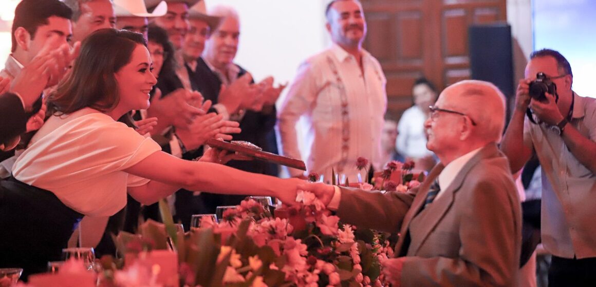TERE JIMÉNEZ RECONOCE A LO MEJOR DE LA GANADERÍA DE AGUASCALIENTES CON LA ENTREGA DEL MÉRITO GANADERO E INAUGURA EL CONGRESO CHAROLAIS CHARBRAY