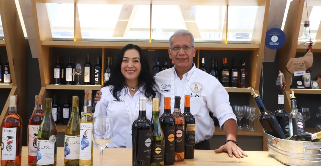 INAUGURA TERE JIMÉNEZ PABELLÓN DE VINOS; SE EXPONEN LAS MEJORES ETIQUETAS