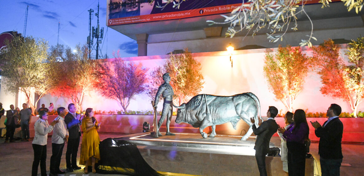 DEVELA TERE JIMÉNEZ ESCULTURA DE ARTURO MACÍAS “EL CEJAS” EN RECONOCIMIENTO A SU LEGADO