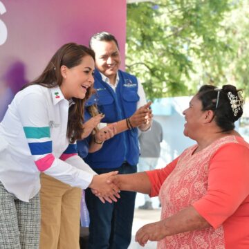 TERE JIMÉNEZ ENTREGA MATERIAL A FAMILIAS DEL ORIENTE PARA MEJORAR SUS VIVIENDAS