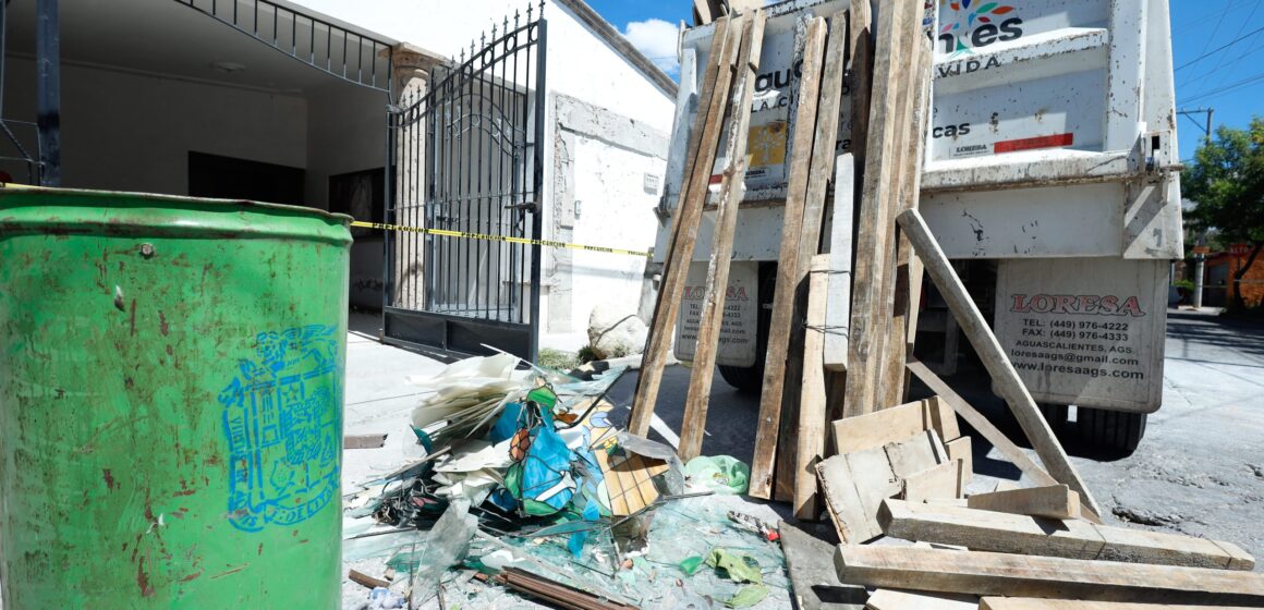 RECORRE LEO MONTAÑEZ ZONA AFECTADA POR LA EXPLOSIÓN EN EL FRACCIONAMIENTO VALLE DEL CAMPESTRE