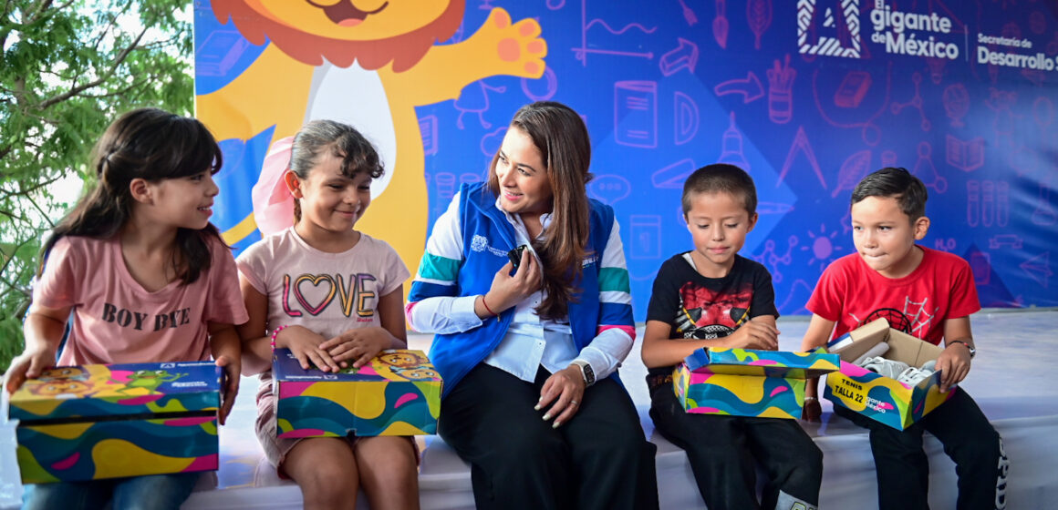 TERE JIMÉNEZ ENTREGA ÚTILES ESCOLARES, MOCHILAS, ZAPATOS Y TENIS A NIÑAS Y NIÑOS DEL MORELOS I