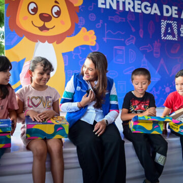 TERE JIMÉNEZ ENTREGA ÚTILES ESCOLARES, MOCHILAS, ZAPATOS Y TENIS A NIÑAS Y NIÑOS DEL MORELOS I