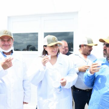 TERE JIMÉNEZ INAUGURA PLANTA DE ALILECHE EN PABELLÓN DE ARTEAGA
