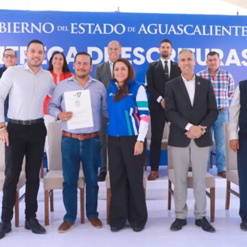 TERE JIMÉNEZ CUMPLE EL SUEÑO DE 200 FAMILIAS DE CALVILLO AL ENTREGARLES LAS ESCRITURAS DE SU HOGAR TERE JIMÉNEZ CUMPLE EL SUEÑO DE 200 FAMILIAS DE CALVILLO AL ENTREGARLES LAS ESCRITURAS DE SU HOGAR