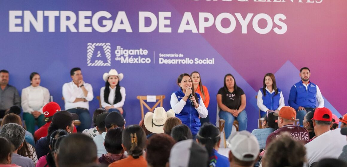 TERE JIMÉNEZ LLEVA APOYOS PARA QUE FAMILIAS DE TEPEZALÁ PUEDAN MEJORAR SUS VIVIENDAS