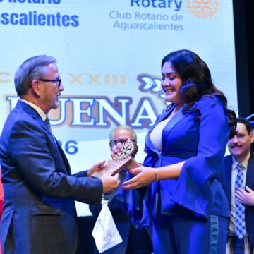ROTARIOS RECONOCEN A AURORA JIMÉNEZ POR SU LABOR SOCIAL EN AGUASCALIENTES