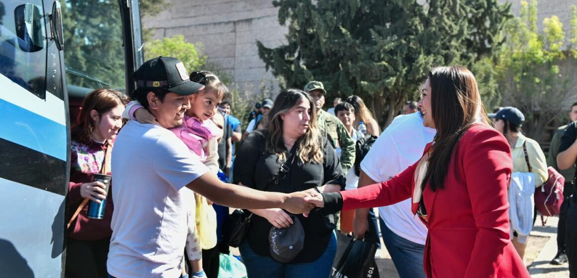 TERE JIMÉNEZ RECIBE A FAMILIAS QUE VOLVIERON A AGUASCALIENTES GRACIAS A SU INTERVENCIÓN