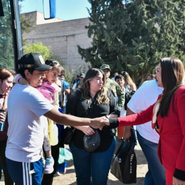 TERE JIMÉNEZ RECIBE A FAMILIAS QUE VOLVIERON A AGUASCALIENTES GRACIAS A SU INTERVENCIÓN