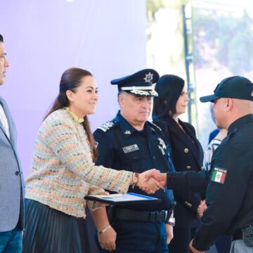 TERE JIMÉNEZ RECONOCE A POLICÍAS QUE BLINDAN LA PAZ EN AGUASCALIENTES