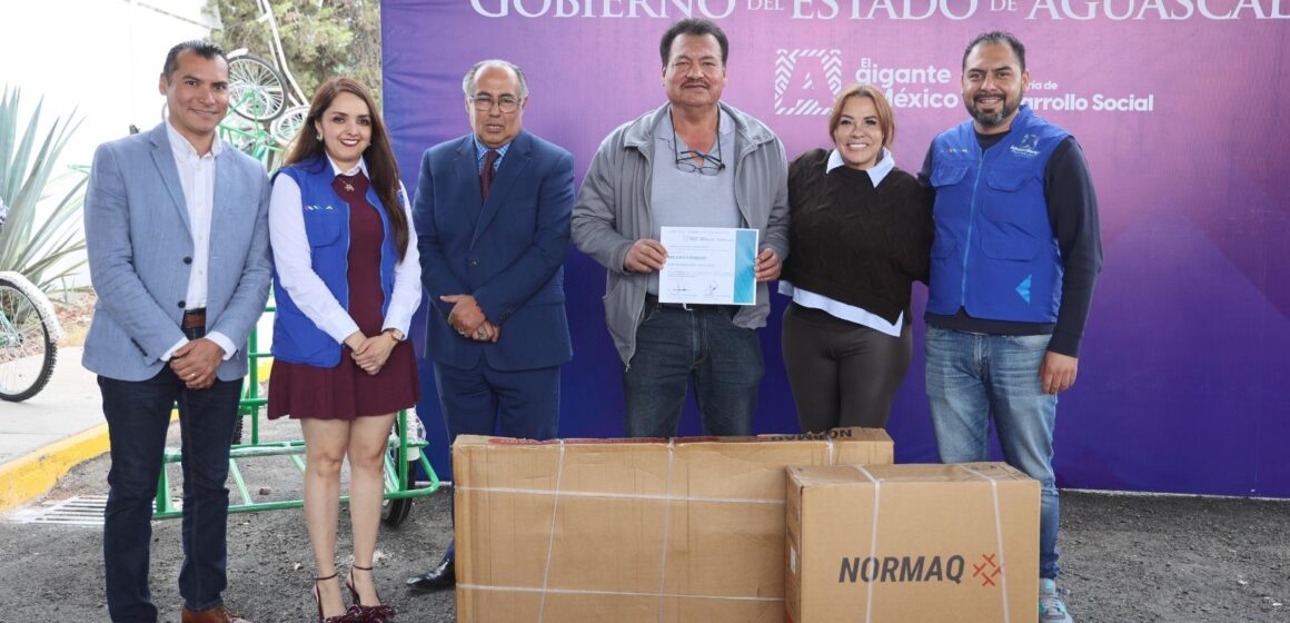 EN AGUASCALIENTES ENTREGAN APOYOS PARA EL FORTALECIMIENTO DE NEGOCIOS FAMILIARES