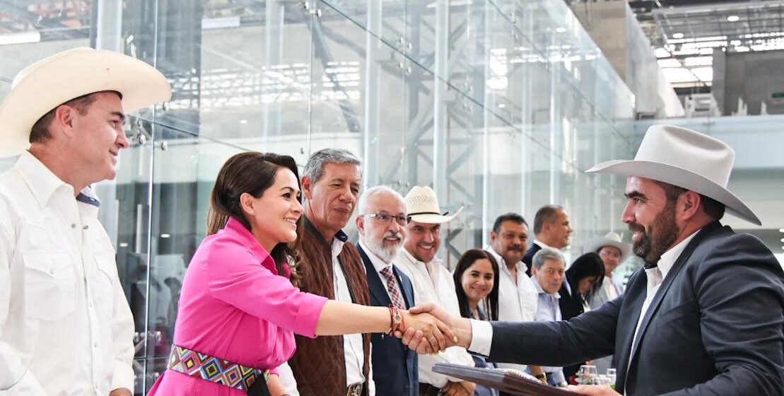 TERE JIMÉNEZ RECONOCE A GANADEROS QUE IMPULSAN EL DESARROLLO DEL CAMPO