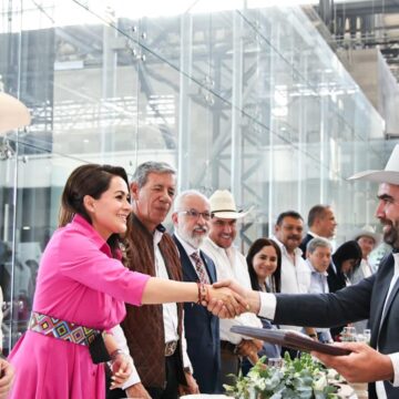 TERE JIMÉNEZ RECONOCE A GANADEROS QUE IMPULSAN EL DESARROLLO DEL CAMPO