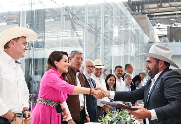 TERE JIMÉNEZ RECONOCE A GANADEROS QUE IMPULSAN EL DESARROLLO DEL CAMPO