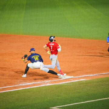 Rieleros pega primero ante Toros en noche de volteretas