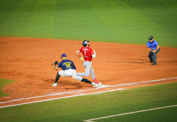 Rieleros pega primero ante Toros en noche de volteretas